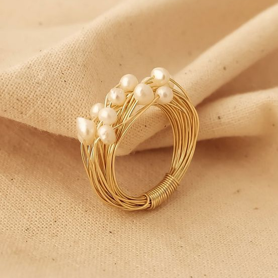 Eleganter Ring mit schimmernden Perlen und feinen Goldfäden