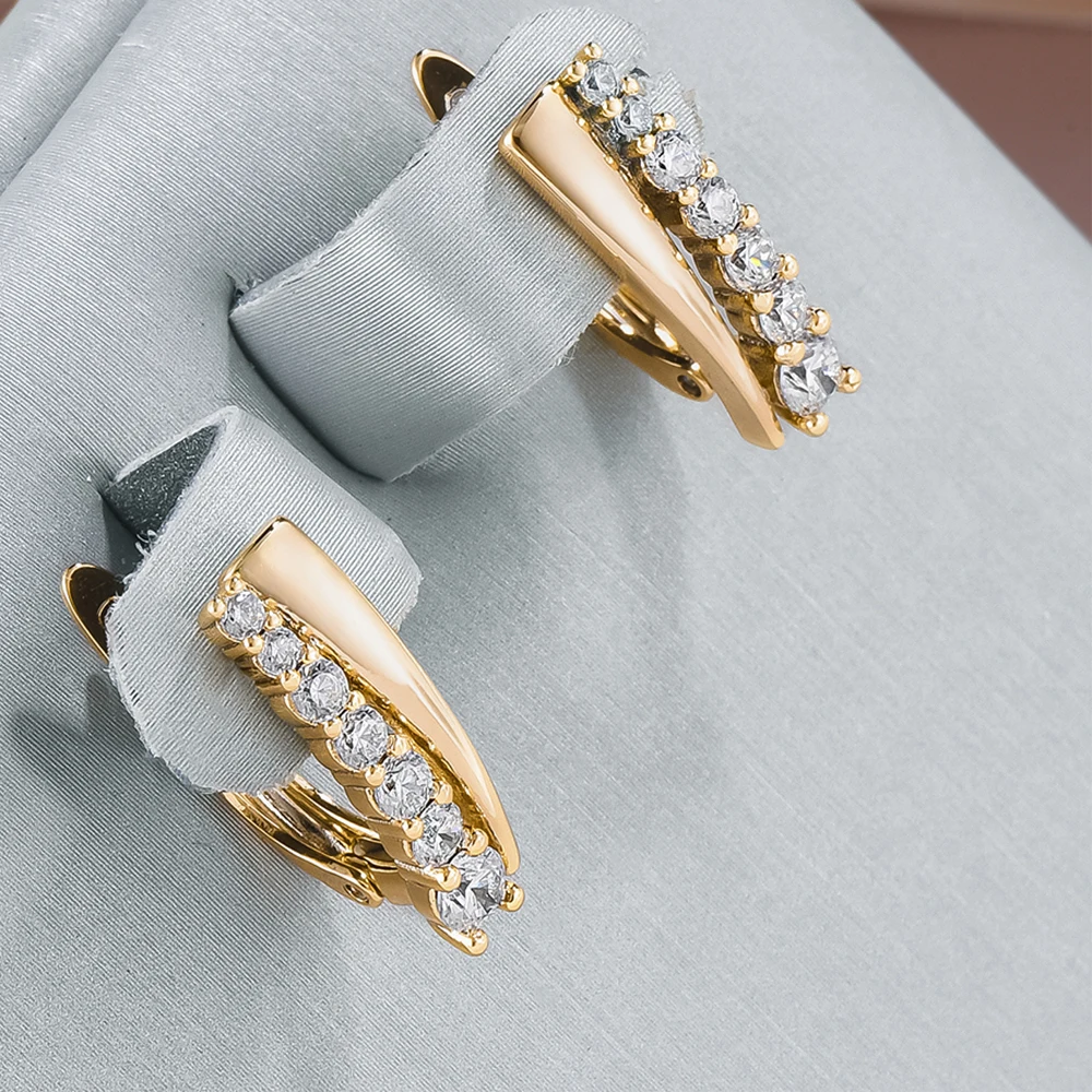 Stilvolle Ohrringe mit funkelndem Zirkonia-Einsatz