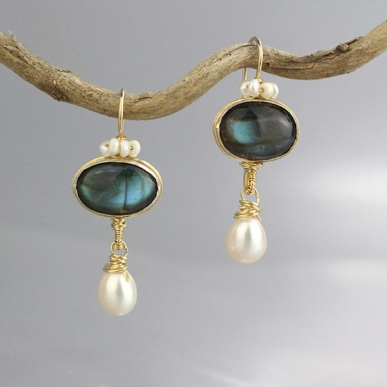 Elegante Ohrringe mit blauen Kristallen und von Vintage inspirierten Perlen