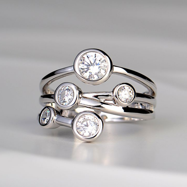 Eleganter Vintage-Ring mit versilberten Schichten und funkelnden Zirkonia-Steinen