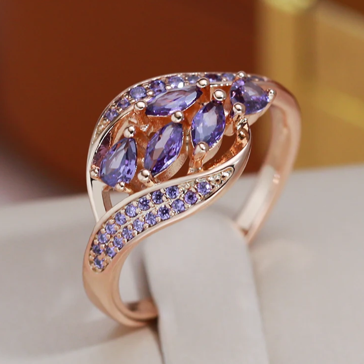 Schicker lila Ring mit eleganten Akzenten