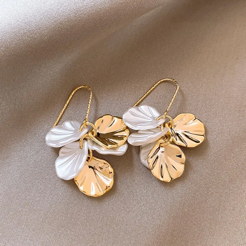 Stylische Ohrringe mit zarten weißen und goldenen Blütenblättern
