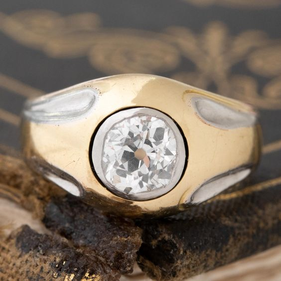 Eleganter Vintage-Ring mit glänzender goldener Kugel