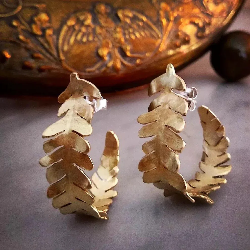 Elegante goldene Vintage Blumenohrringe im Korb-Design