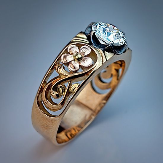 Eleganter Blumenring aus Gold mit funkelnden Zirkonia-Steinen