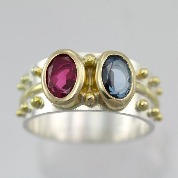 Eleganter Vintage-Ring mit funkelndem blauen und roten Kristall