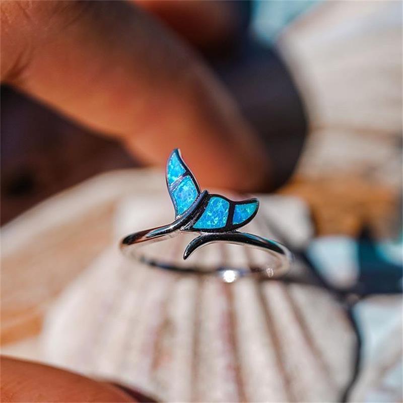 Sternenfunkelnder Walfischschwanz-Ring aus edlem Silber mit strahlendem Opal