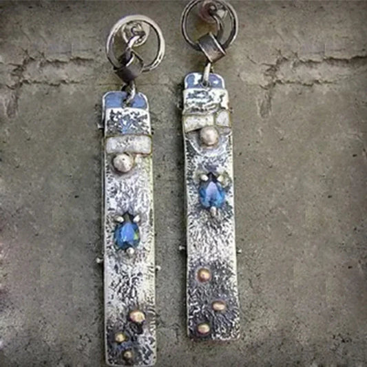 Elegante, handgefertigte Ohrringe aus edlem Blaustein