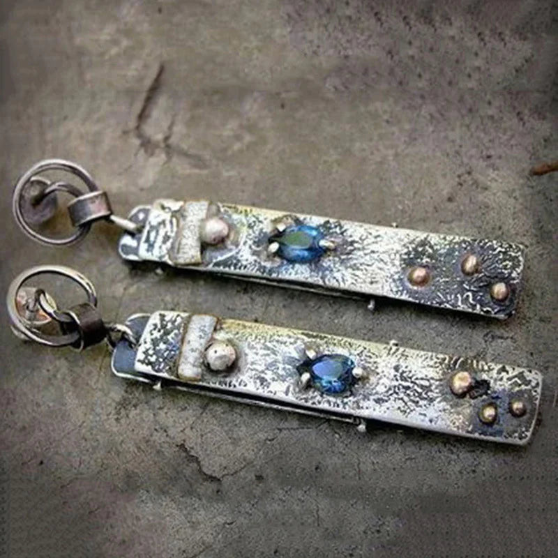 Elegante, handgefertigte Ohrringe aus edlem Blaustein