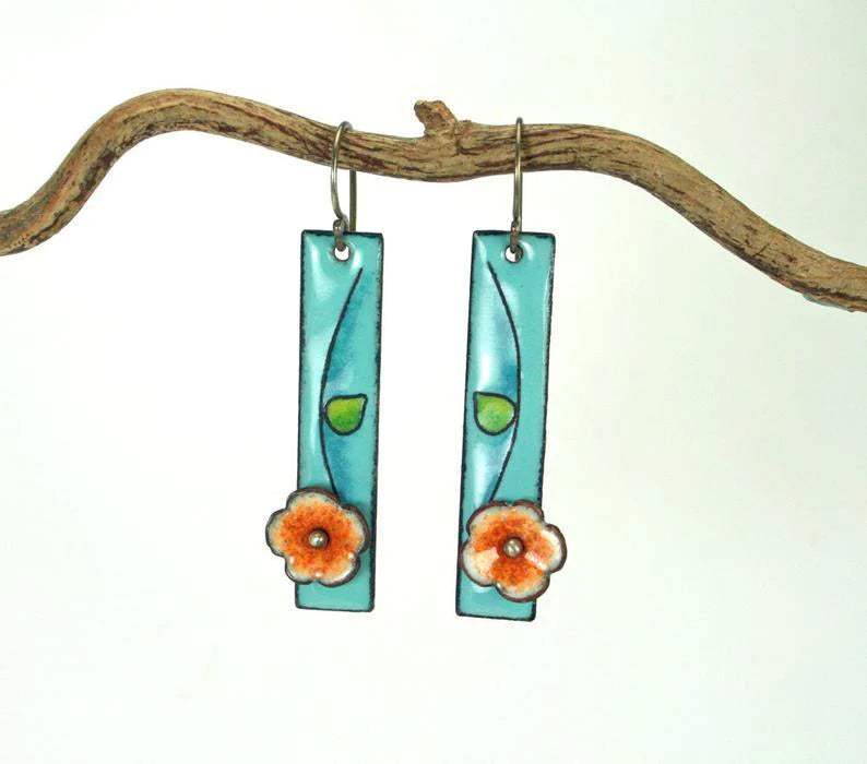 Blütenzauber: Elegante Ohrringe aus feinem Blumenemail