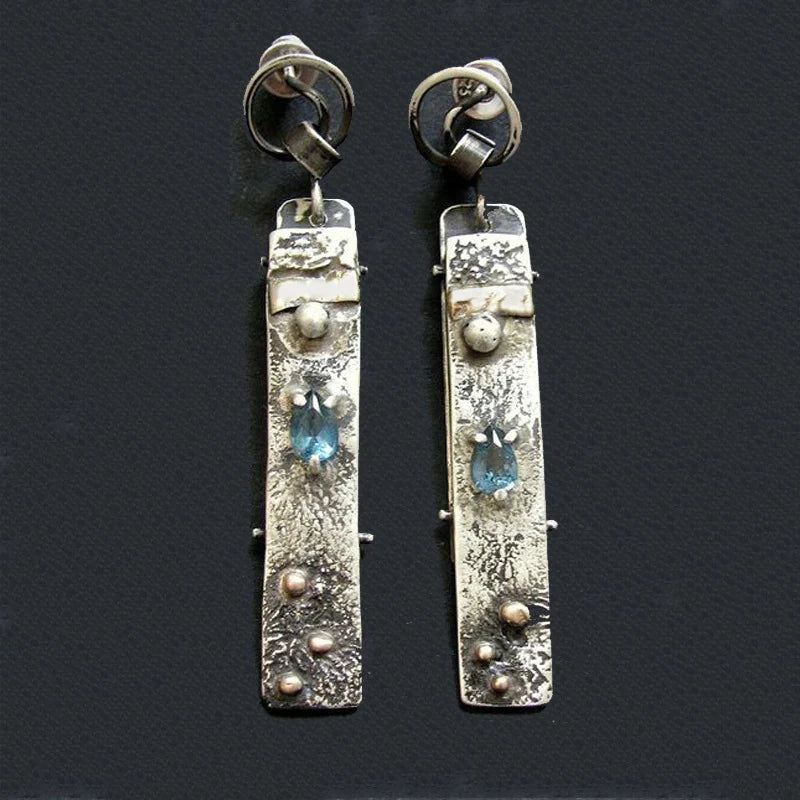 Elegante, handgefertigte Ohrringe aus edlem Blaustein