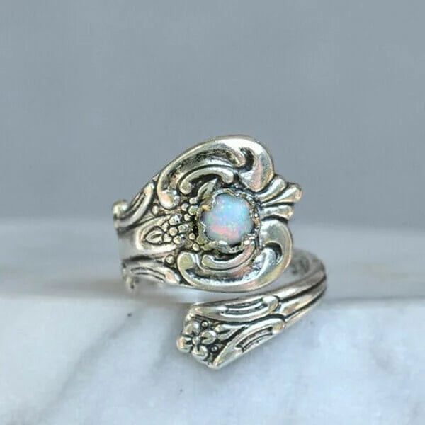 Eleganter verstellbarer Ring mit strahlendem weißen Opal-Löffel