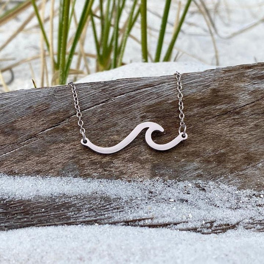 Elegante Halskette mit silbernem Meereswellen-Design