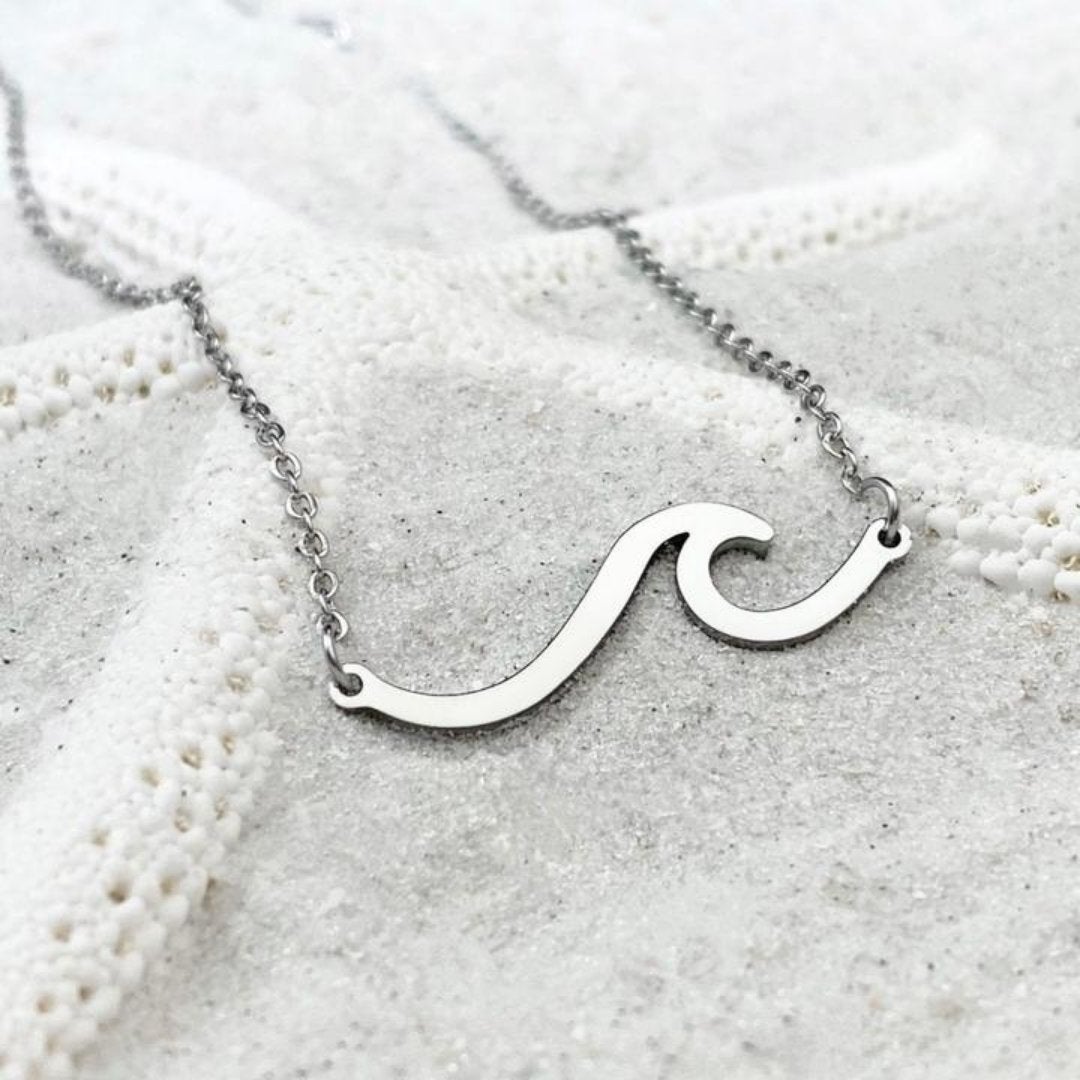 Elegante Halskette mit silbernem Meereswellen-Design