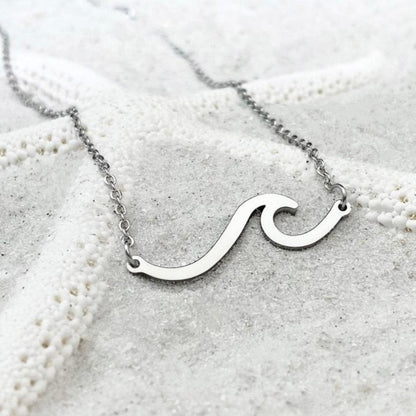 Elegante Halskette mit silbernem Meereswellen-Design