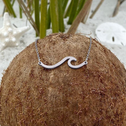 Elegante Halskette mit silbernem Meereswellen-Design