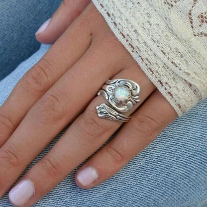 Eleganter verstellbarer Ring mit strahlendem weißen Opal-Löffel