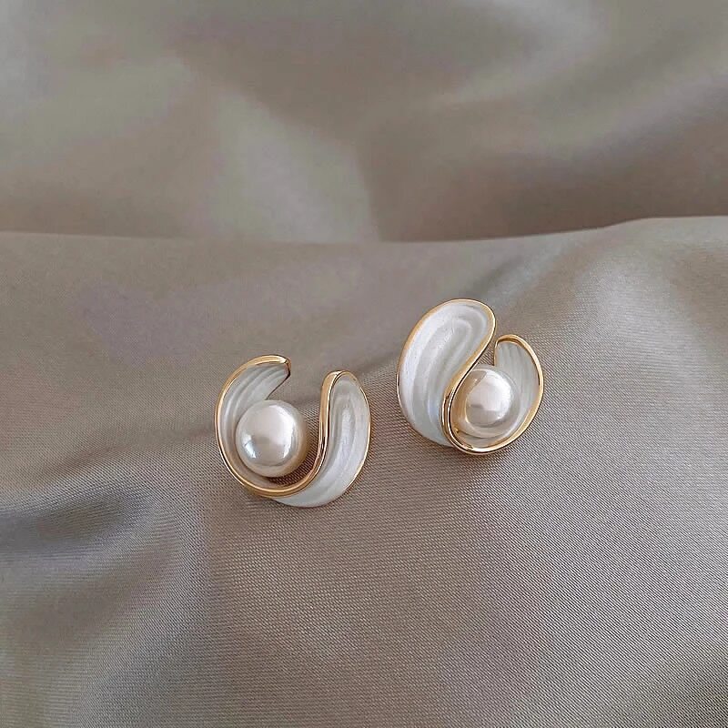 Elegante Goldohrringe mit strahlendem weißen Opal und edler Perle