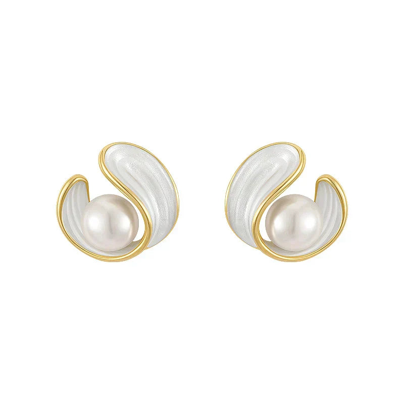 Elegante Goldohrringe mit strahlendem weißen Opal und edler Perle