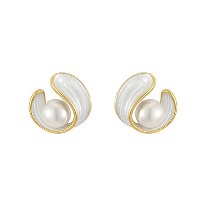 Elegante Goldohrringe mit strahlendem weißen Opal und edler Perle
