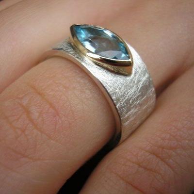 Eleganter Ring mit funkelnden blauen Kristallakzenten