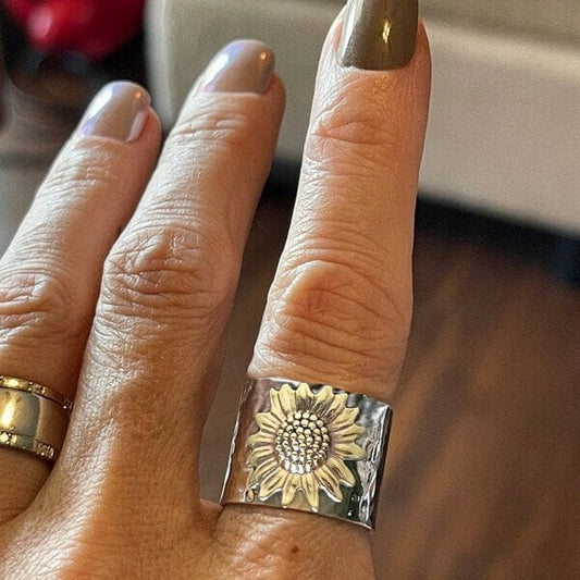 Eleganter goldener Sonnenblumen-Breitring