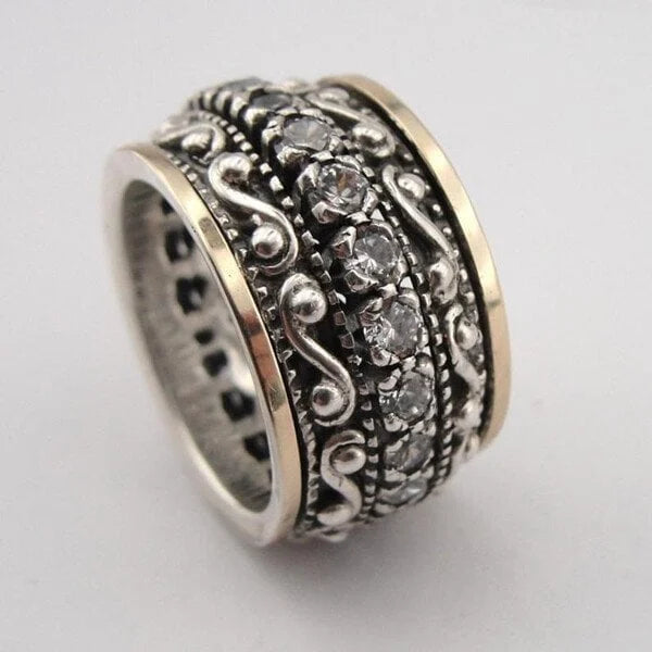 Eleganter Ring mit kunstvoll geschnitztem Edelstein