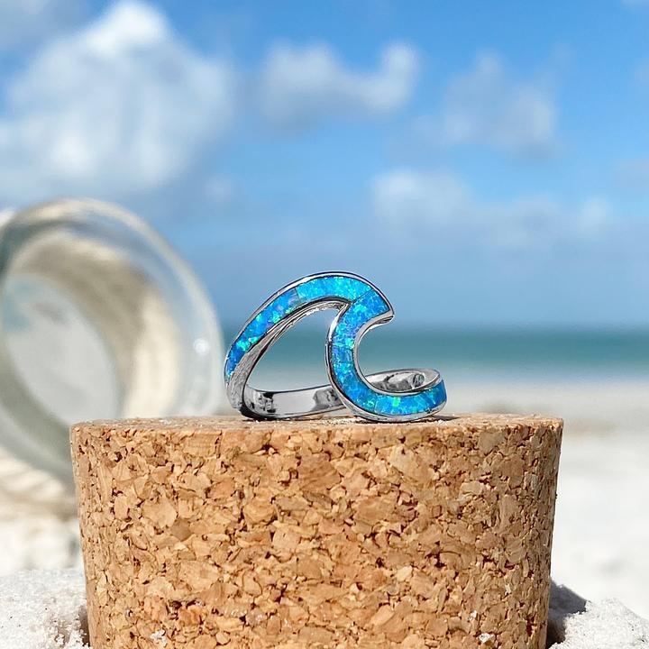 Eleganter Opal- und Silberring im Stil der Meereswellen