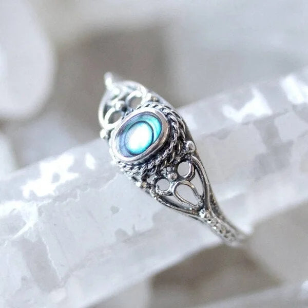 Filigraner Ring mit Regenbogen-Muschel-Motiv