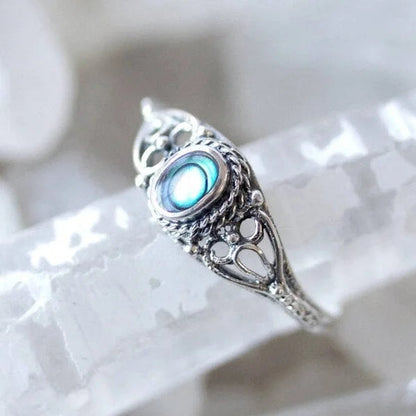 Filigraner Ring mit Regenbogen-Muschel-Motiv