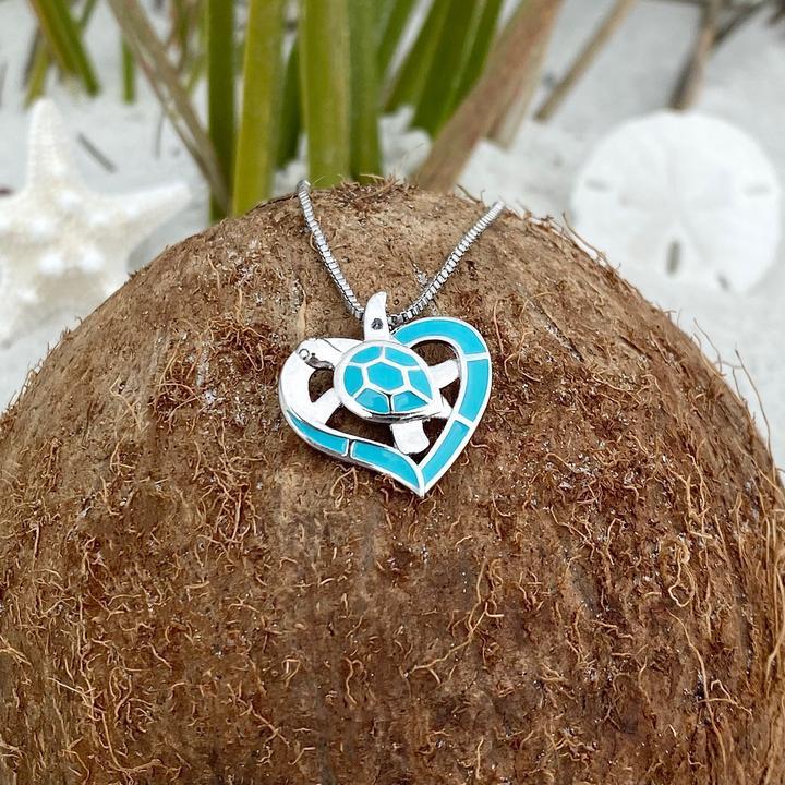 Elegante Schildkrötenherz-Halskette in strahlendem Blau und edlem Silber