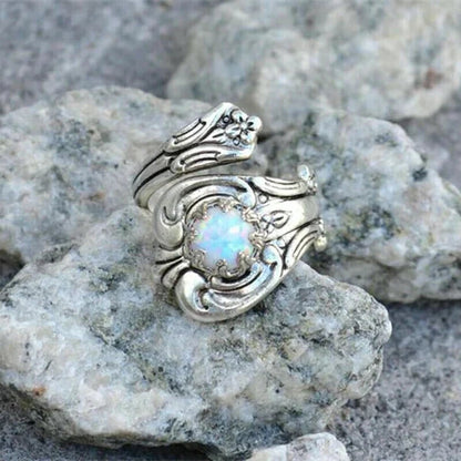 Eleganter verstellbarer Ring mit strahlendem weißen Opal-Löffel