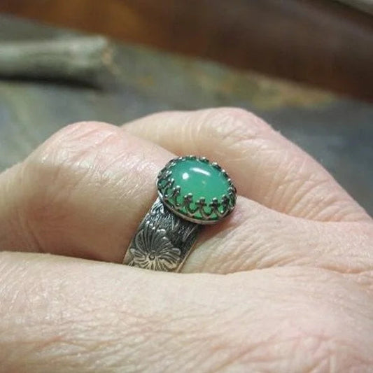 Eleganter Smaragdring mit kunstvoller Blumenschnitzerei