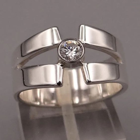 Eleganter Silberring mit funkelnden Zirkonia-Steinen