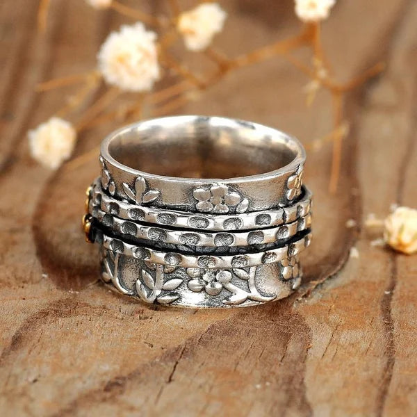 Zarter Ring mit Bienenblüten-Design
