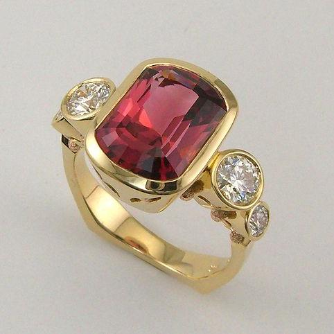 Atemring mit rotem Glas und funkelnden Zirkonia in Vintage-Golddesign