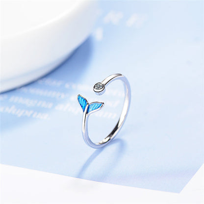 Eleganter Silberring mit Walflossen-Motiv und funkelnden Zirkonia-Steinen