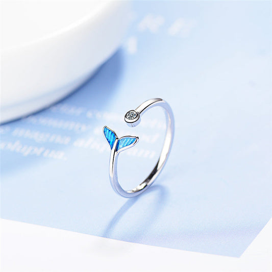 Eleganter Silberring mit Walflossen-Motiv und funkelnden Zirkonia-Steinen