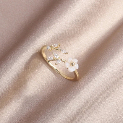 Eleganter verstellbarer Wildflower-Ring in strahlendem Gold