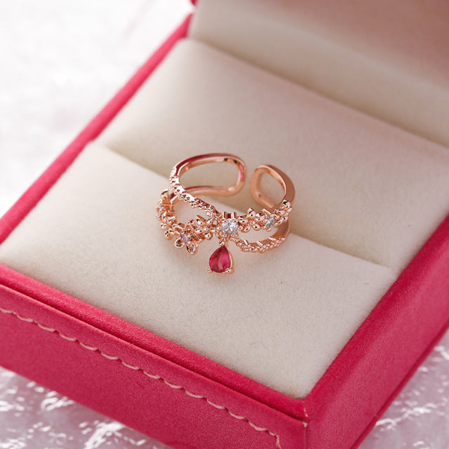 Eleganter verstellbarer Goldring mit funkelnden Zirkonia und strahlendem Rubin