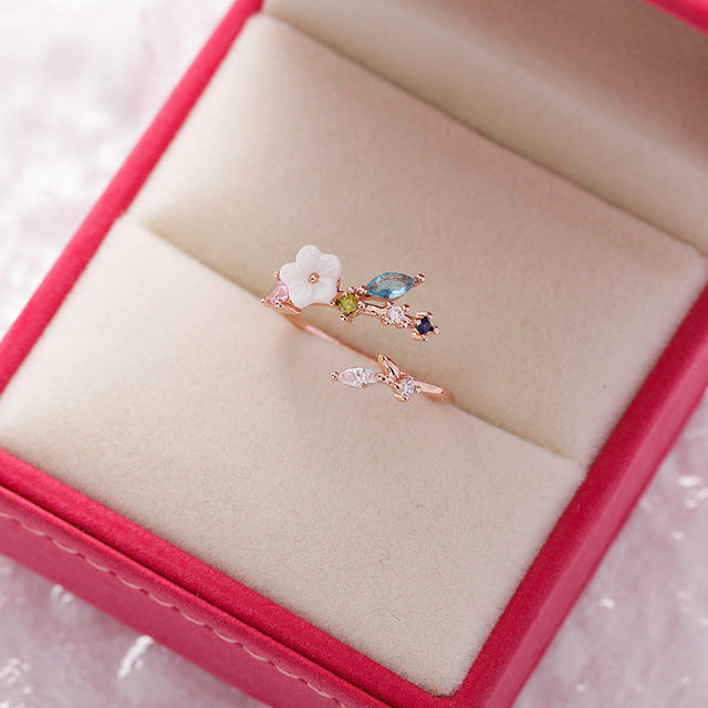 Eleganter verstellbarer Wildflower-Ring mit funkelnden Gold-Edelsteinen