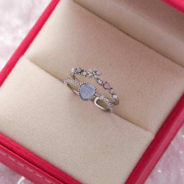 Eleganter verstellbarer Silberring mit strahlendem Blaustein und funkelnden Zirkonia