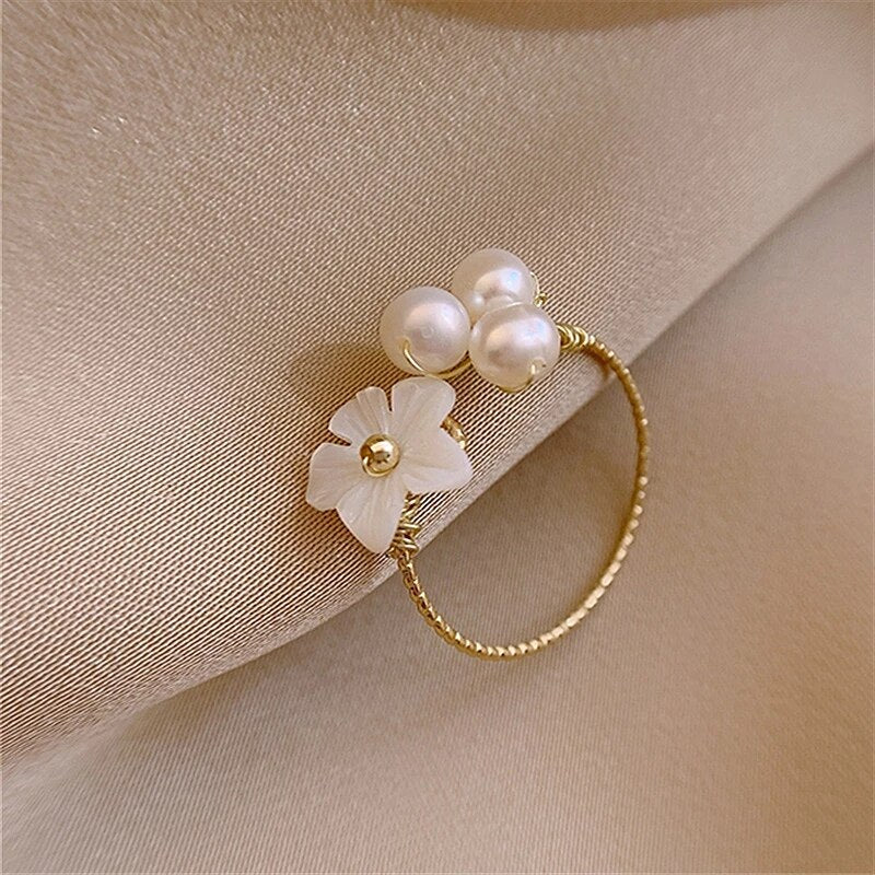 Eleganter Goldring mit verstellbaren Perlenblüten für einen bezaubernden Look