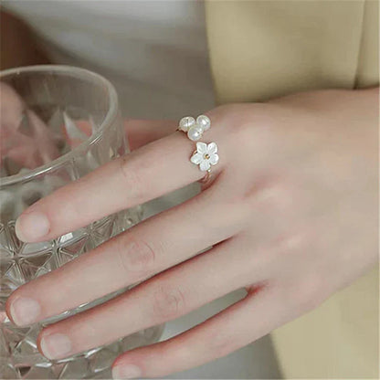 Eleganter Goldring mit verstellbaren Perlenblüten für einen bezaubernden Look