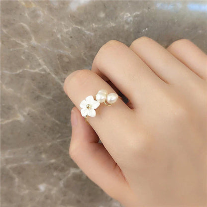 Eleganter Goldring mit verstellbaren Perlenblüten für einen bezaubernden Look