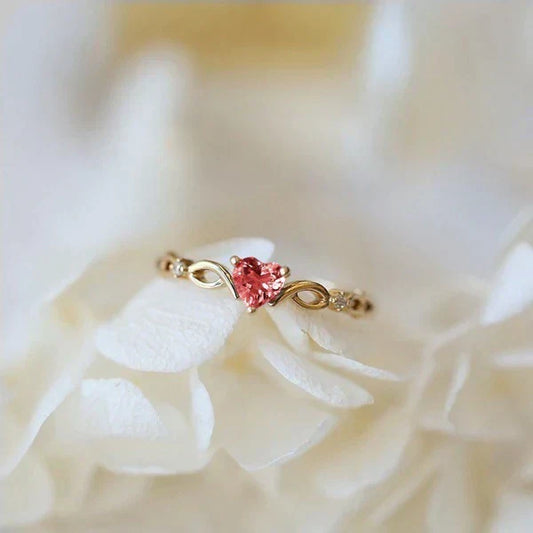 Eleganter Herzring aus Gold mit rotem Zirkonia
