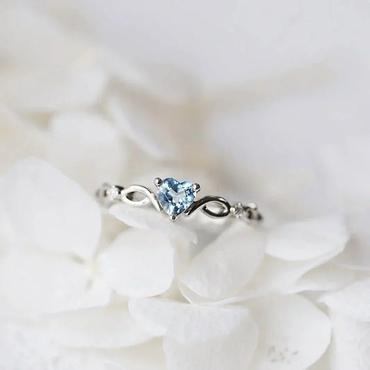 Herzring aus Sterlingsilber mit strahlendem blauen Zirkonia
