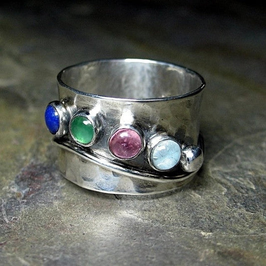 Bunter Boho-Ring mit glitzernden Kristallen