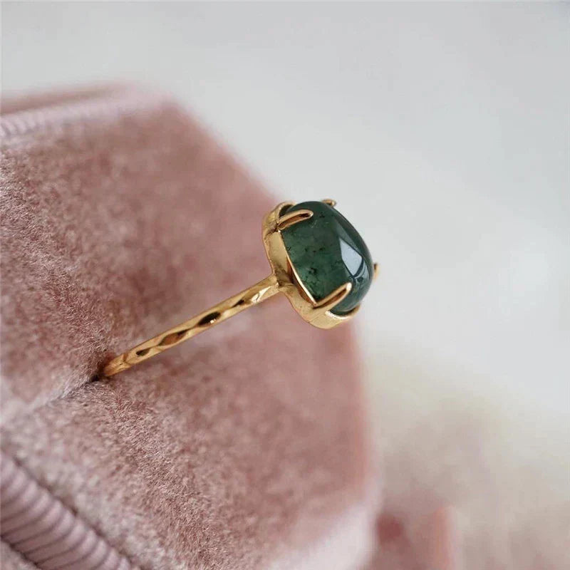Exquisiter Goldring mit grünem Wassertropfen – Ein Hauch von Luxus