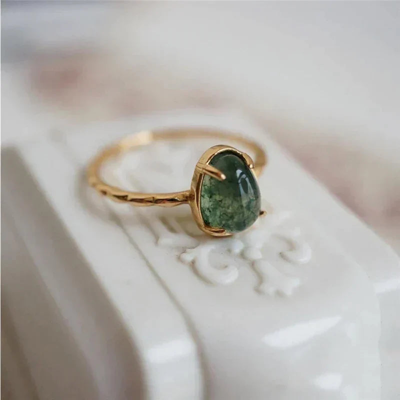 Exquisiter Goldring mit grünem Wassertropfen – Ein Hauch von Luxus